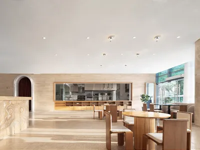 Industrial restaurant with marble and wooden materials