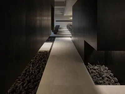現代簡約餐廳走廊，採用黑色混凝土與石材材質。