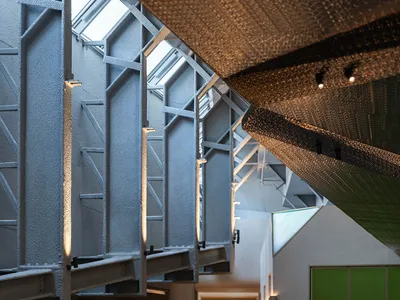 極簡餐廳室內採用金屬結構、玻璃牆面，以及木製桌椅。