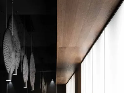 現代極簡餐廳室內，搭配木質餐桌、皮革長椅與幾何天花板燈具。