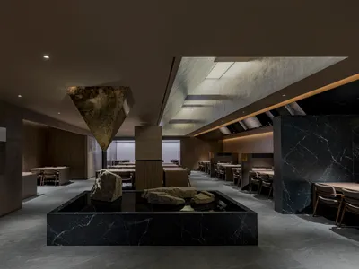 當代餐廳室內採用奢華大理石材質，搭配精緻設計元素。