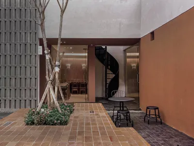 現代工業風餐廳室內，搭配混凝土與極簡元素。