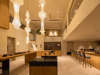 現代簡約餐廳室內，融入木質元素與高挑開放式天花板。
