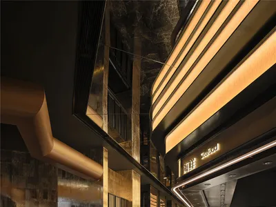 現代餐廳室內空間，鋪設大理石地板與牆面，呈現俐落當代風格。