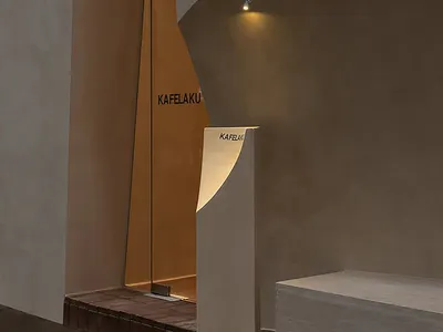現代飯店入口搭配木框、石材與磚牆