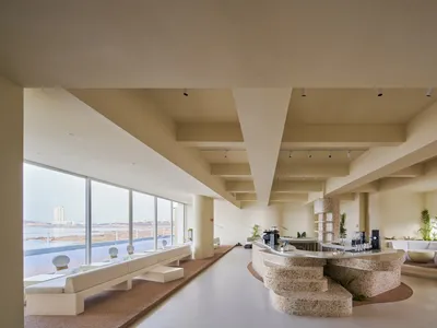現代酒店大廳內部，採用混凝土與玻璃材質。