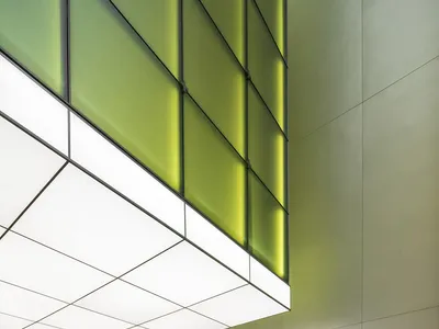 現代零售空間內的金屬櫃檯，展現俐落工業設計元素。