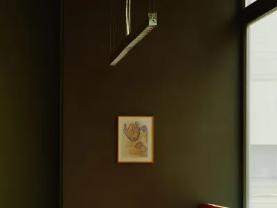 餐廳桌面上方懸掛著一幅雞隻的裱框畫，搭配木質餐椅、白盤與玻璃杯。