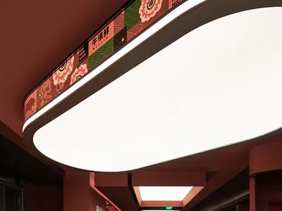 現代餐廳室內，設有下沉式座位區與混凝土地板
