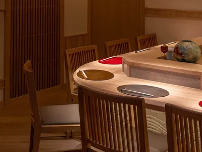 現代餐廳環境，搭配木質餐桌與餐椅