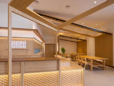 現代餐廳室內空間，搭配木質家具與燈具。