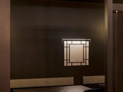 暗色木質餐廳包廂搭配發光窗面