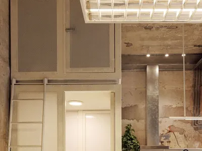 現代廚房採用金屬酸蝕面板與混凝土表面。