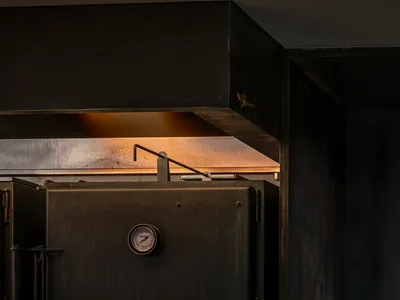 工業風格廚房的近景，展示一扇帶有儀表的金屬門。