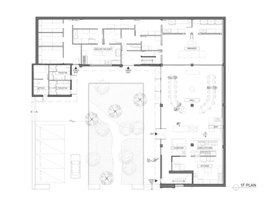 餐廳室內平面圖，展示各功能區域，包括大廳、吧台、開放式廚房、櫃檯及用餐區