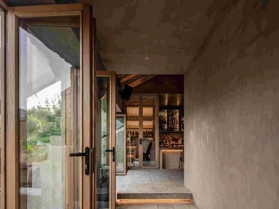 簡約餐廳室內空間，融入石材與木質元素，展現現代設計與自然材質。