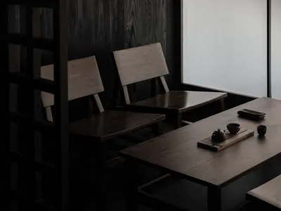兩張木製餐桌與椅子的昏暗餐廳場景。
