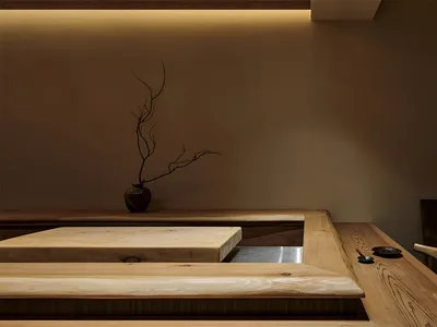 現代餐廳室內，木質座椅搭配極簡裝飾。