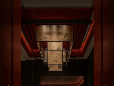現代酒店大廳，搭配拉絲金屬裝飾與傳統中國藝術品。