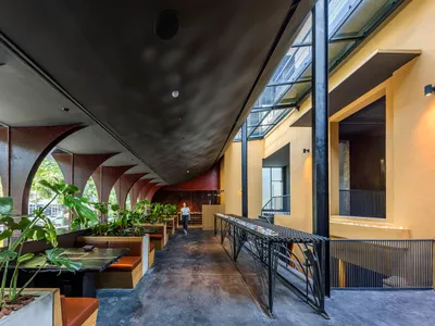 現代工業風餐廳室內，採用混凝土與玻璃元素