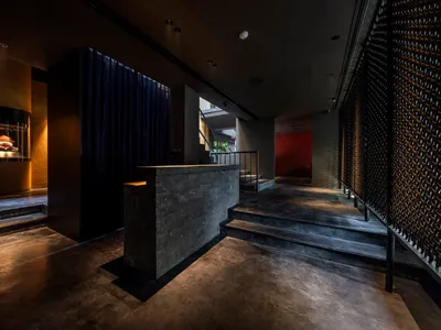 時尚現代的酒店大廳，採用混凝土、玻璃與金屬材質。