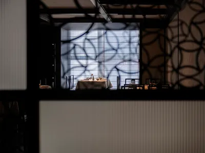 餐廳室內空間設有玻璃蝕刻窗，呈現精緻圖紋。