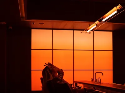 仿大理石材質的餐廳室內，搭配昏黃環境燈光與現代座椅配置。