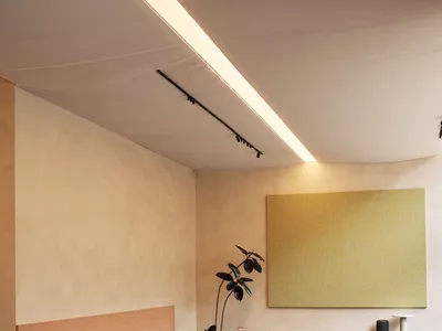 簡約餐廳室內，木質餐桌搭配編織椅與混凝土元素。