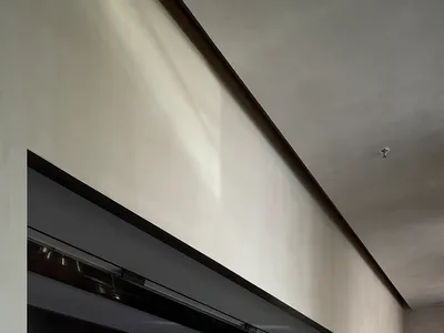簡潔現代的黑色廚房流理台，採用極簡設計，檯面下方隱藏照明。