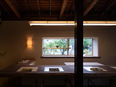 簡約風格的餐廳室內，搭配木質元素，設有吧台並可透過窗戶欣賞戶外景色。