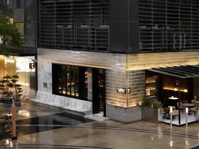 現代工業風餐廳外觀，採用玻璃、磚塊與混凝土材質。