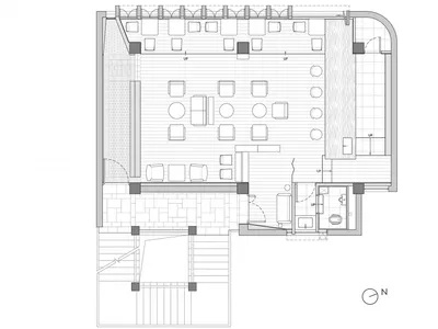 現代餐廳平面圖，展示木質用餐區與瓷磚等候空間