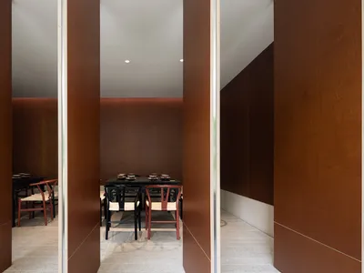 簡約風格的餐廳室內，搭配木質牆面與地板。