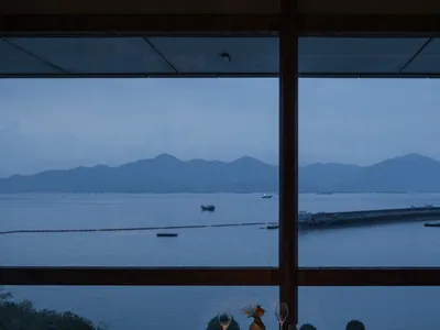 現代餐廳擁有從地板延伸至天花板的落地窗，眺望寧靜的水岸景觀