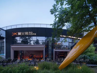 現代場館外觀，採用金屬包覆與玻璃材質。