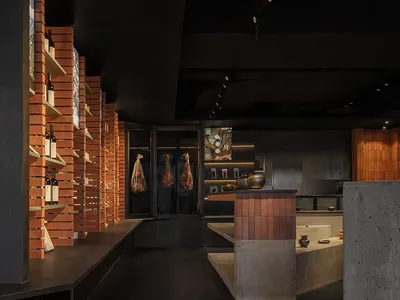 現代工業風餐酒吧，擁有裸露磚牆、混凝土表面，以及當代與鄉村元素的混搭