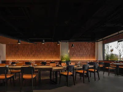 現代餐廳室內，搭配木質牆面與餐桌