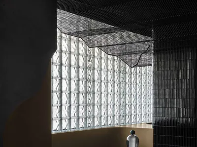現代工業風餐廳，融入金屬、玻璃與混凝土元素。