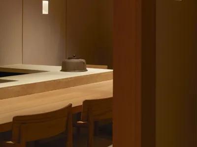 簡約餐廳室內空間，融入木質元素。