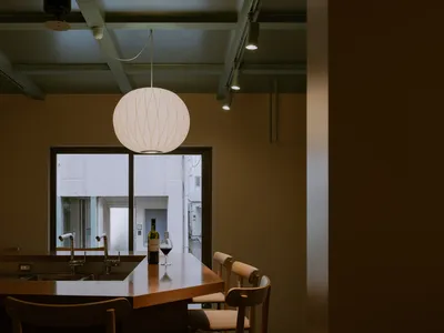 現代廚房吧台區搭配吊燈與吧台椅