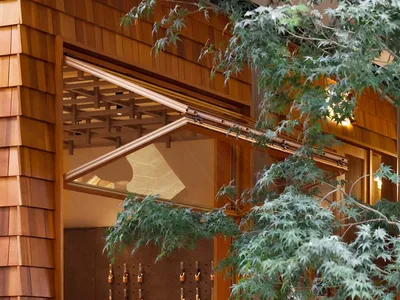 現代餐廳室內採用木質材料搭配綠意植栽。