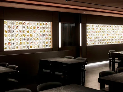 餐廳室內空間，設有發光玻璃面板，呈現精緻圖案與設計。