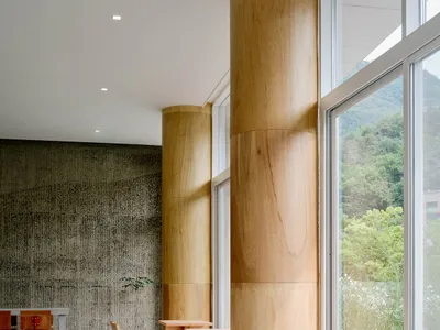 現代餐廳室內採用極簡設計，搭配木製餐桌與餐椅。
