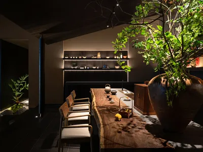 簡約風格的餐廳室內，搭配木質餐桌、餐椅與置物架