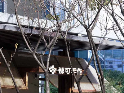 現代餐廳外觀搭配植物元素與招牌