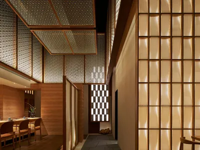 現代餐廳室內空間，展現木質牆板