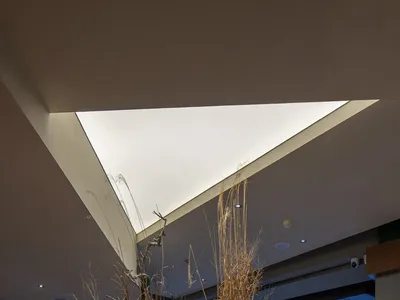 當代室內設計，餐廳空間以木質元素為主。