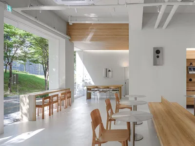 現代極簡餐廳室內，採用木質與玻璃材質。