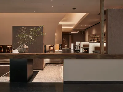 現代餐廳室內，設有木質吧台與用餐座位區。