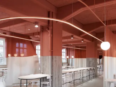 現代工業風餐廳室內，採用混凝土與磚牆材質。
